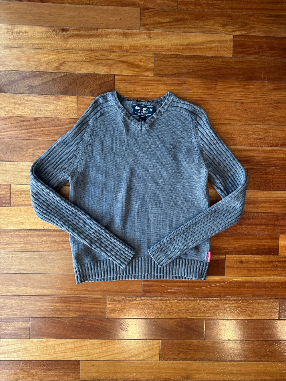 Vintage Y2K Abercrombie & Fitch Women's Gray V-Neck Ribbed Sleeve Sweater